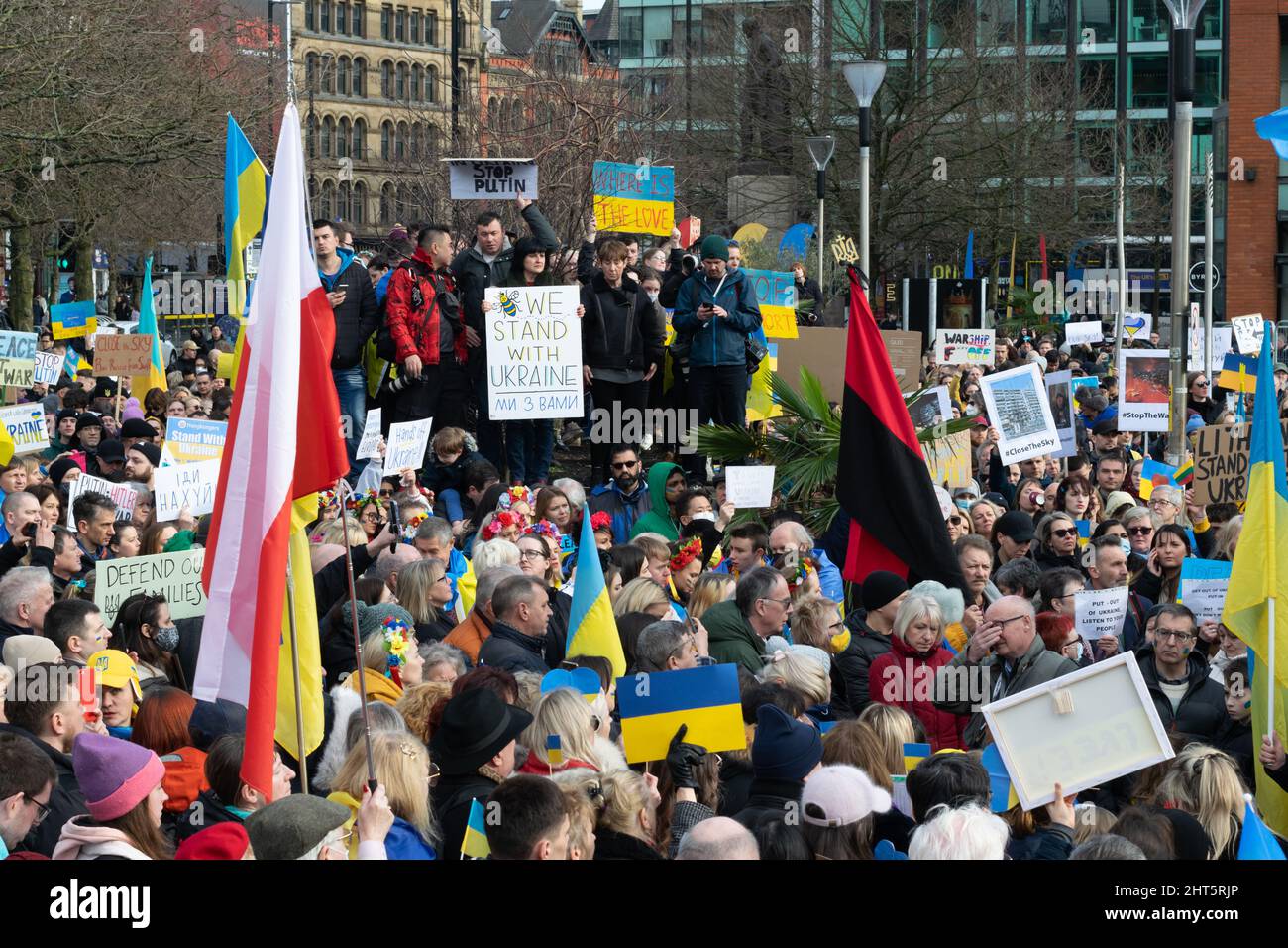 Stand con l'Ucraina protesta, Piccadilly Gardens. Folle al rally con bandiere blu e gialle. Protesta con il testo del segno stiamo con l'Ucraina. Foto Stock