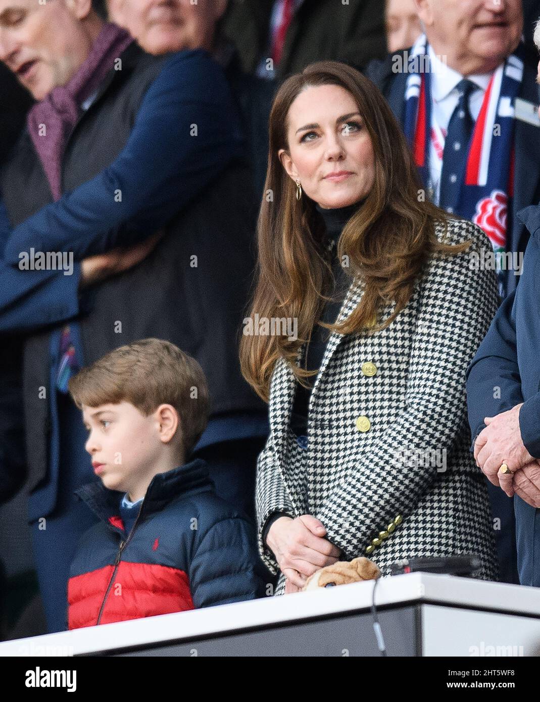 Twickenham, londra, Regno Unito. 26 Febbraio 2022 - Inghilterra v Galles - Guinness Six Nations - Stadio di Twickenham Catherine Duchessa di Cambridge e Prince George durante la partita contro il Galles Picture Credit : © Mark Pain / Alamy Live News Foto Stock