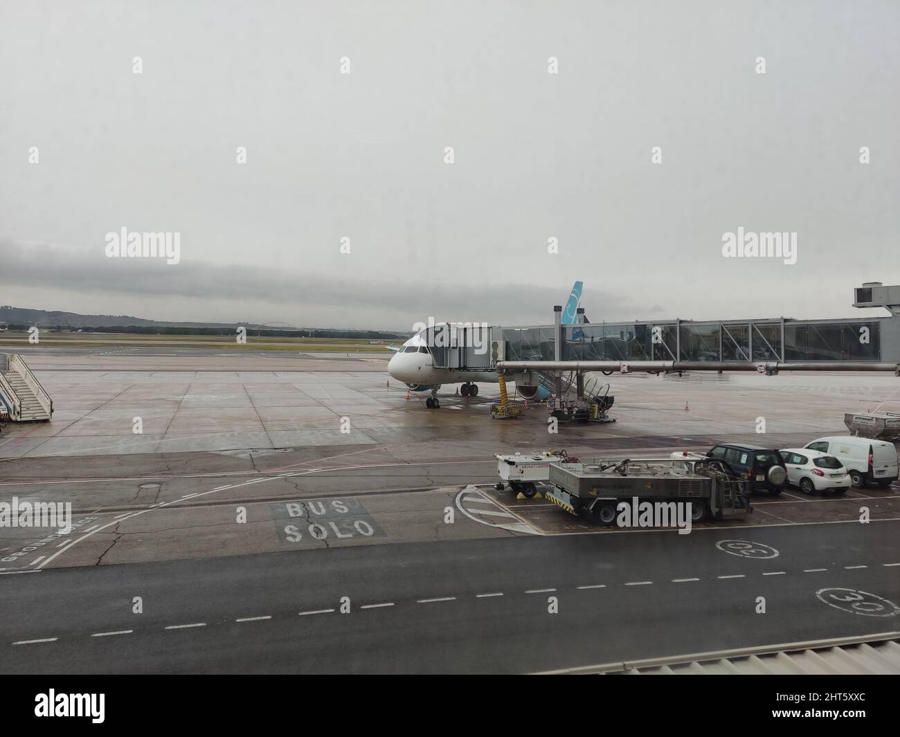 Vista della pista di Adolfo Suarez Barajas Airport, Madrid, un aereo Latitude Hub. Foto Stock