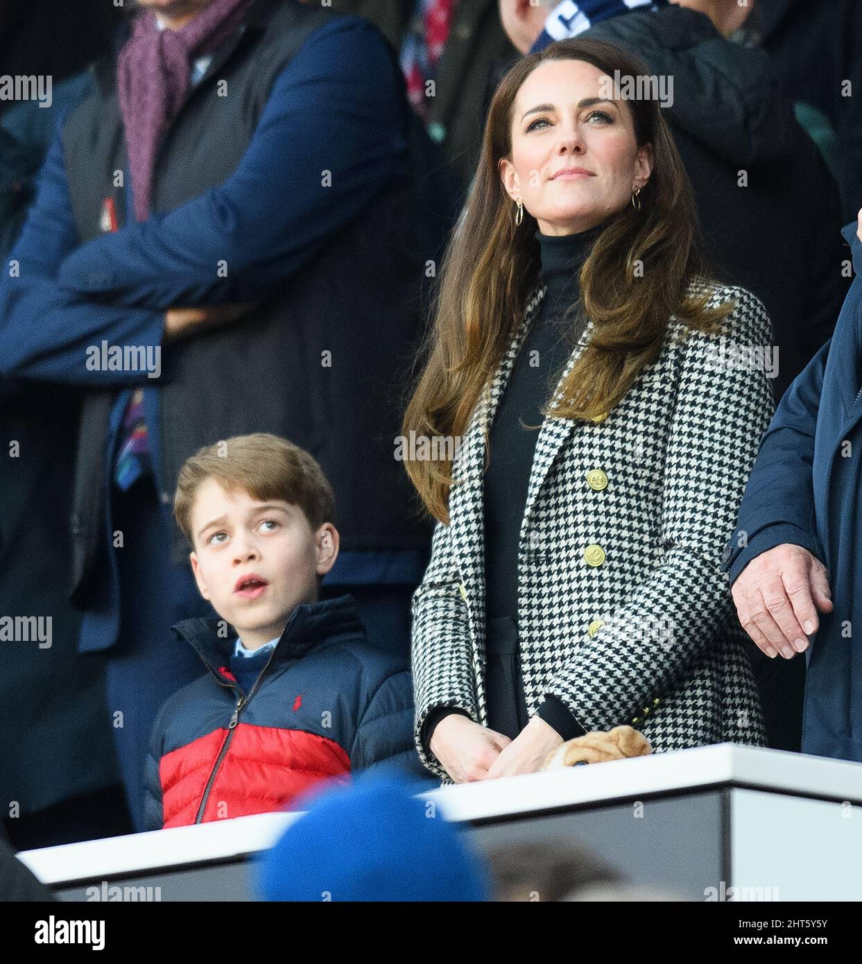 Twickenham, londra, Regno Unito. 26 Febbraio 2022 - Inghilterra v Galles - Guinness Six Nations - Stadio di Twickenham Catherine Duchessa di Cambridge e Prince George durante la partita contro il Galles Picture Credit : © Mark Pain / Alamy Live News Foto Stock