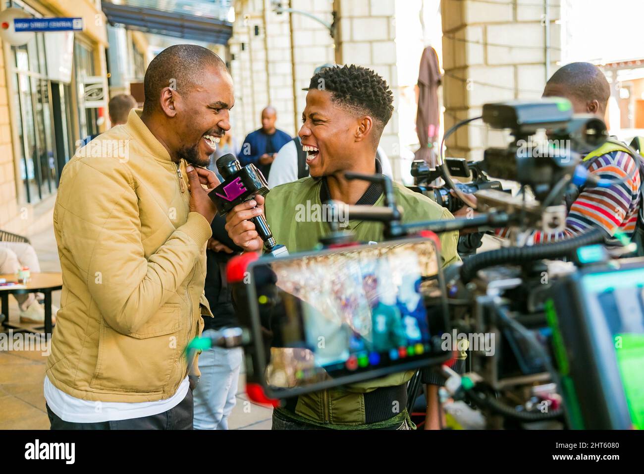L'equipaggio di Camera che fa interviste per strada a Johannesburg, Sudafrica Foto Stock