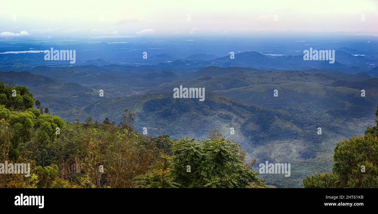 Questa vista si apre sull'altopiano centrale dell'isola dello Sri Lanka. Nefelohylea e Blue Mountains (paesi lontani) Foto Stock