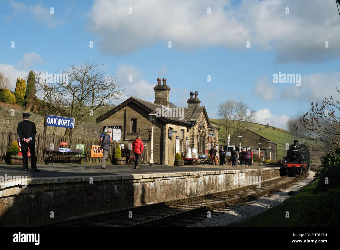 Stazione di Oakworth sulla ferrovia di Keighley & Worth Valley nel West Yorkshire Foto Stock