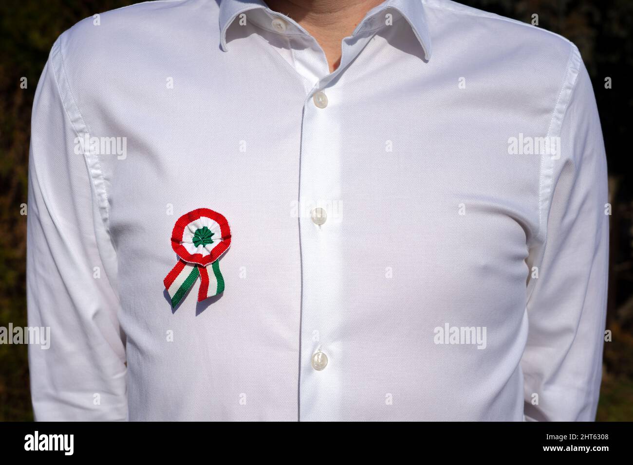 uomo che indossa una camicia bianca con rosetta tricolore simbolo della  giornata nazionale ungherese del 15th marzo Foto stock - Alamy
