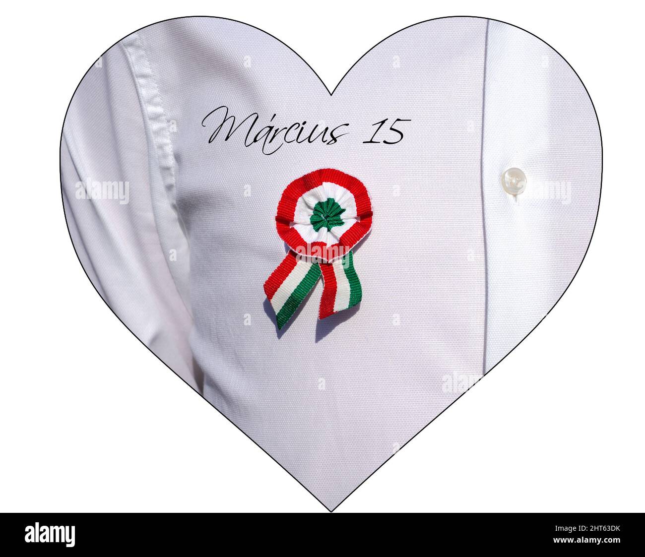 Indossando una camicia bianca con rosetta tricolore simbolo della giornata nazionale ungherese del 15th marzo a forma di cuore isolato su bianco Marcius 15 (15 marzo Foto Stock