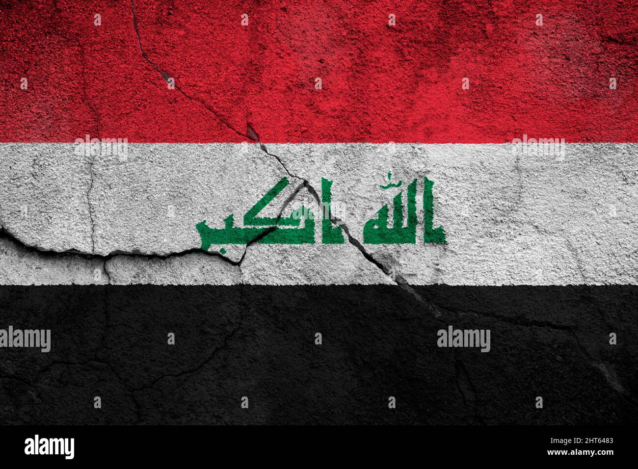 Foto a cornice completa di una bandiera di Iraq intemperie dipinta su un muro rotto. Foto Stock