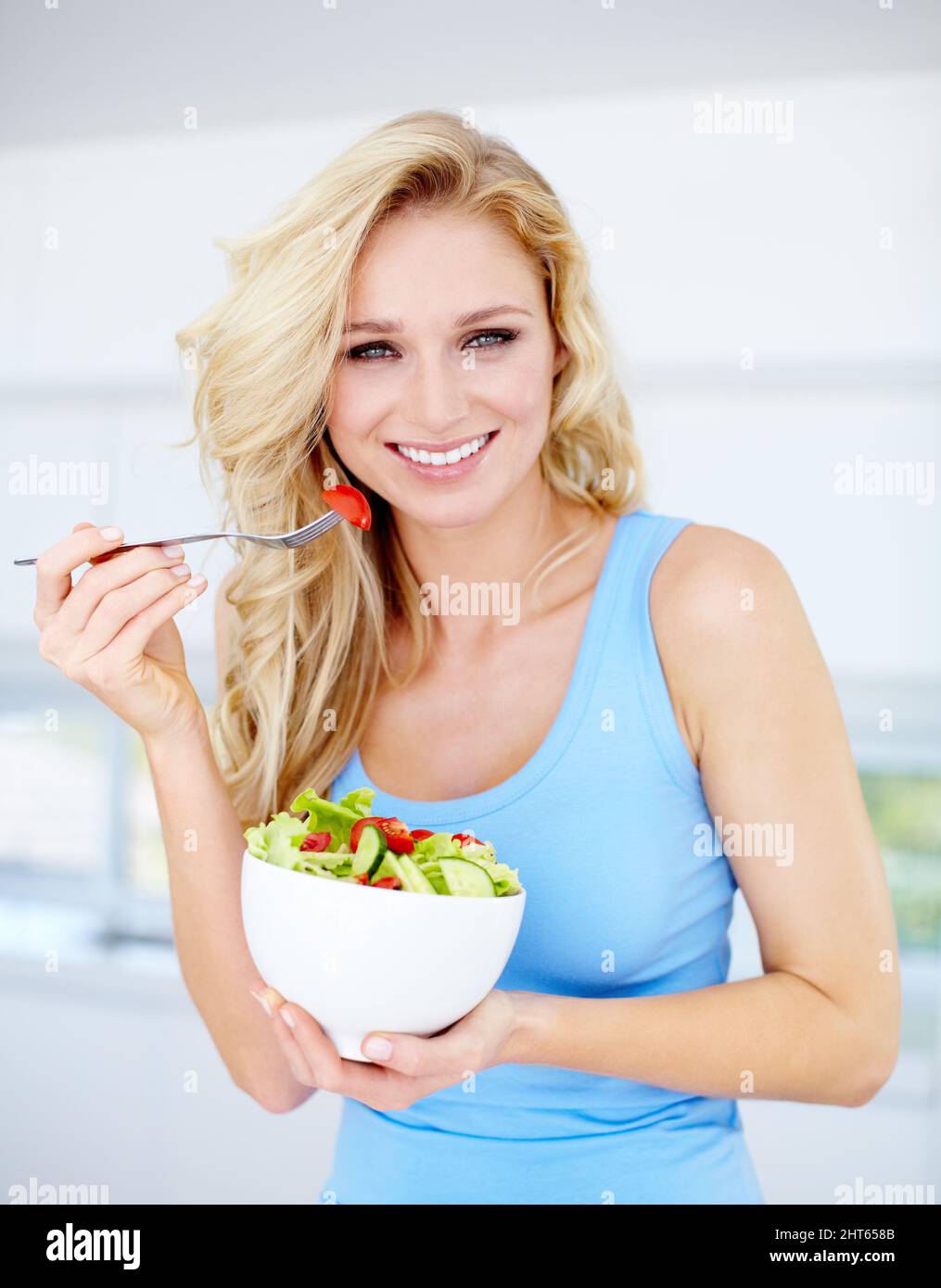 Il giusto tipo di dieta. Ritratto di una bellissima giovane donna che mangia un'insalata sana. Foto Stock