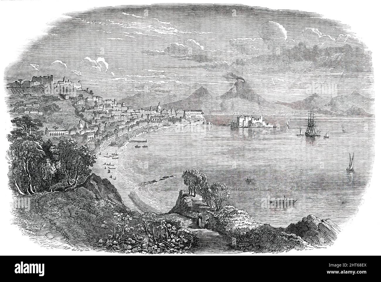 Napoli. Vesuvio in lontananza - da un disegno originale, 1850. Eruzione vulcanica in Italia: 'La lava è già passata su molti chilometri di terra altamente coltivata...il torrente avanzante, tuttavia, ha dato molto tempo ai contadini, le cui case sono state minacciate, per cancellare tutti gli articoli mobili...molte delle migliaia che visitano la montagna giorno e notte hanno, Avventurandosi troppo vicino al cratere, ha ricevuto lesioni gravi dalle pietre cadenti... l'effetto del tramonto sulla grande colonna di fumo, come visto da qualsiasi punto della baia, è magnifico. Le masse rotonde del cloud si espandono da t Foto Stock