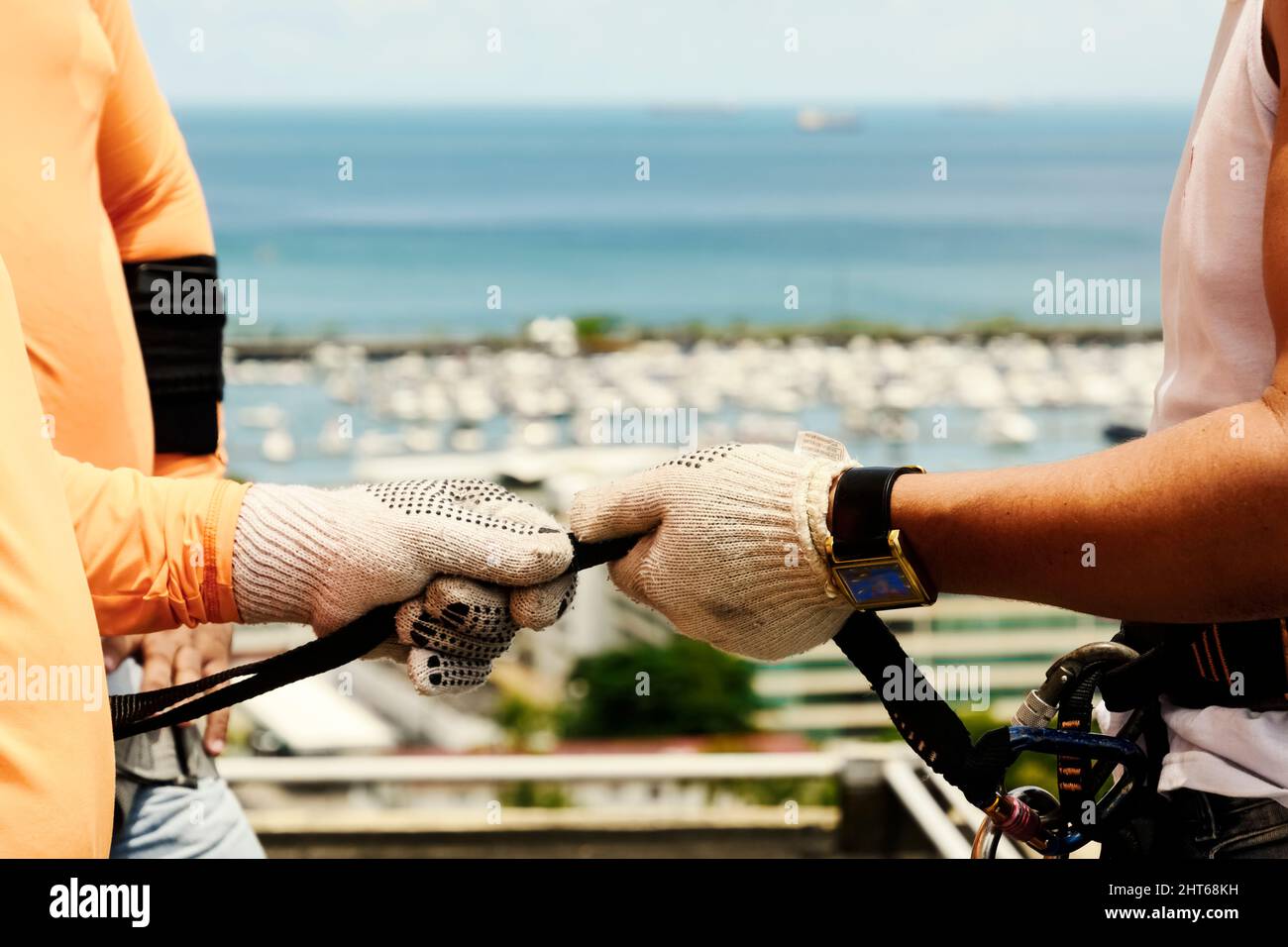 Salvador, Bahia, Brasile - 13 dicembre 2017: Professionisti del rapel con attrezzature in mano. Salvador, Bahia, Brasile. Foto Stock