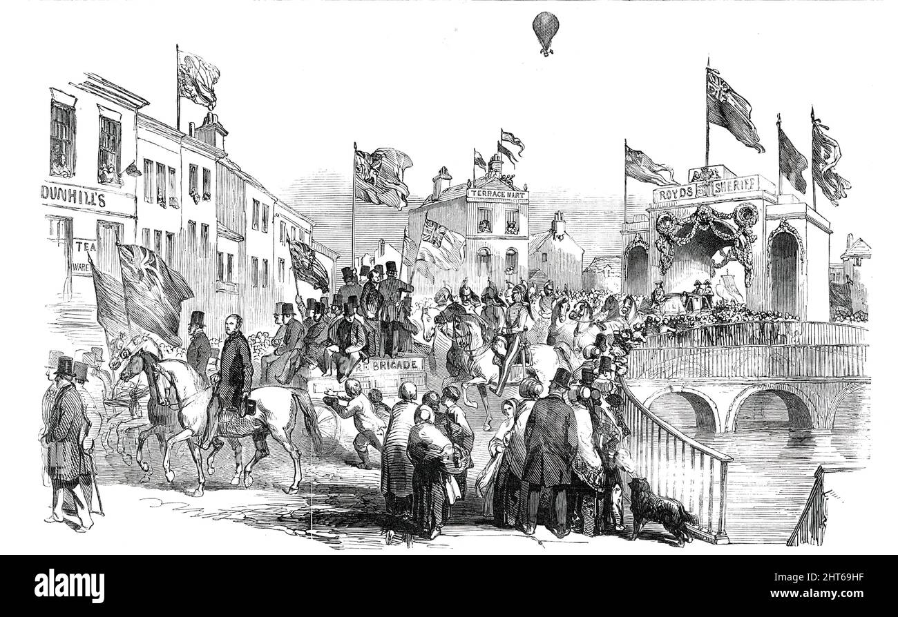 Processione dello sceriffo alto del Lancashire, a Rochdale, 1850. Clement Royds parte per Liverpool: '...vicino entrata, commercianti, yeomen, agricoltori, e persone di tutti i gradi, versato presto nella città, per assistere alla mostra e prendere parte alla processione...bandiere sono stati issati in tutte le direzioni, bande di musica parate le strade, e le campane della chiesa suonavano allegramente. L'arco sotto il quale passò la processione fece un grande credito ai signori Mills e Barnish, i costruttori. La lavorazione del legno era ricoperta di calico per rappresentare la pietra, e il tutto decorato con fiori, sempreverdi e un profusi Foto Stock