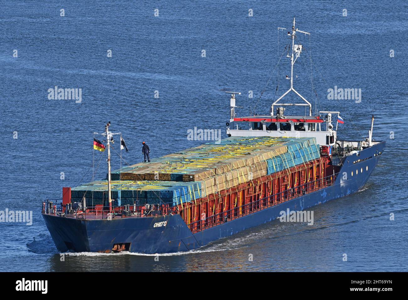 Nave da carico General cargo con bandiera russa ONEGO passando per il canale Kiel Foto Stock