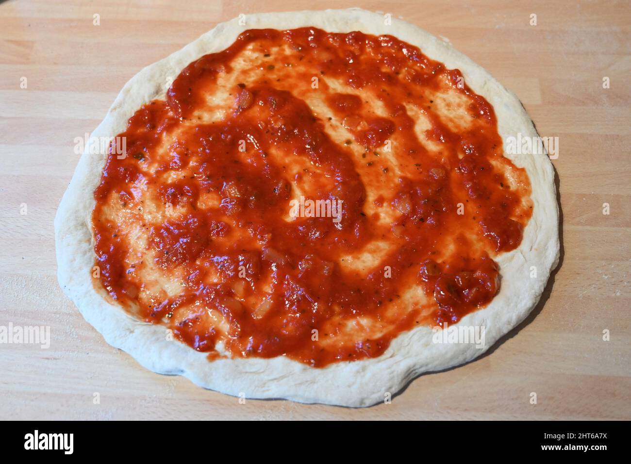 Preparazione del cibo Margherita Pizza ricetta di cucina italiana Foto Stock