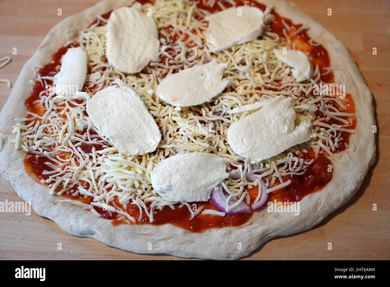 Preparazione del cibo Margherita Pizza ricetta di cucina italiana Foto Stock