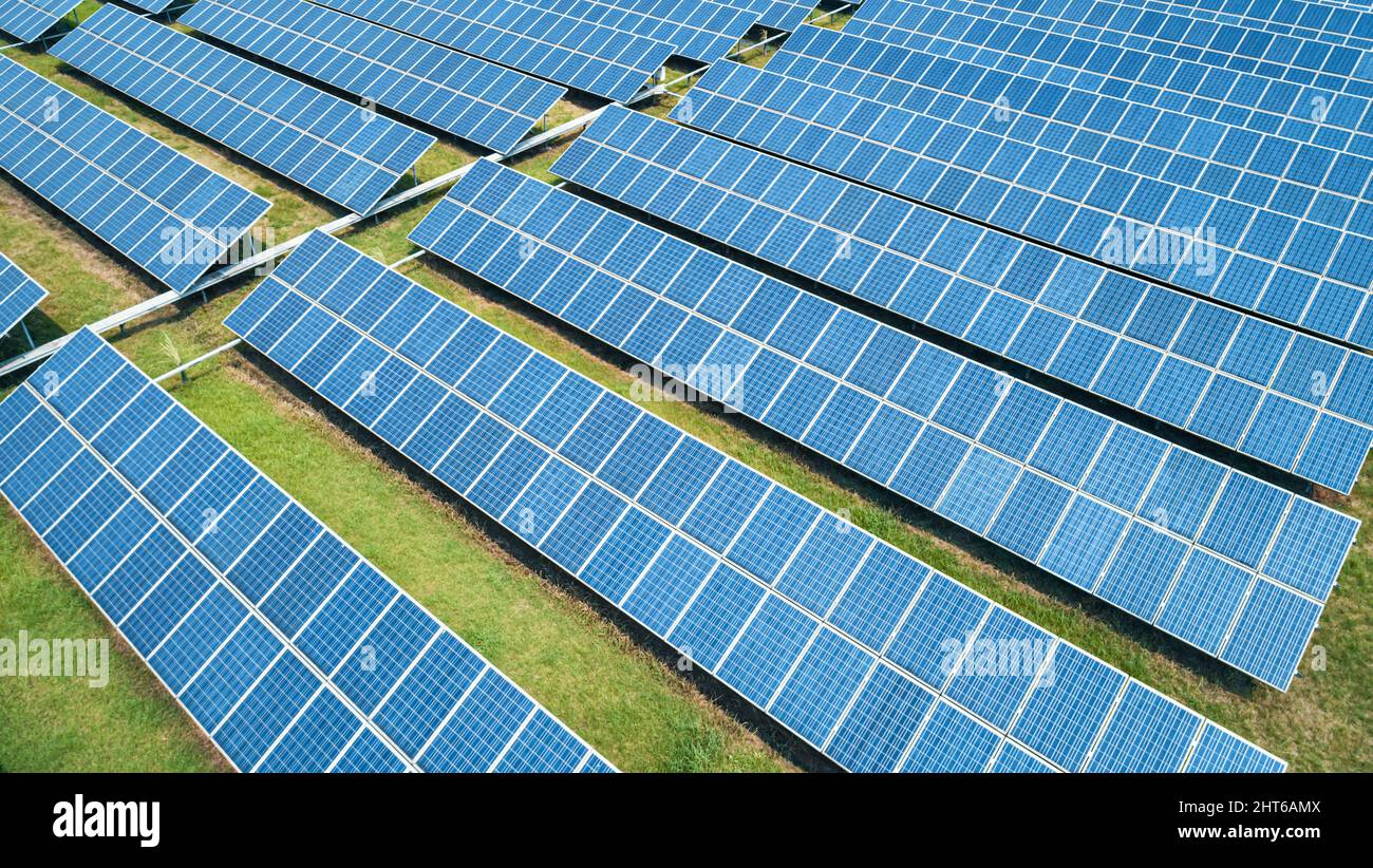 Scatto aereo di pannelli solari fattoria sul campo verde. Concetto di energia verde alternativa rinnovabile. Foto Stock