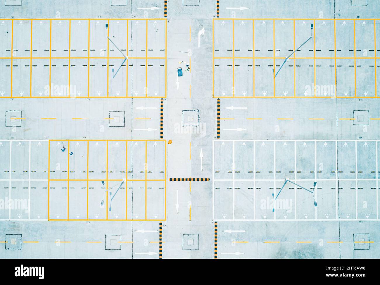 Scatto dall'alto verso il basso di un parcheggio auto vuoto Foto Stock