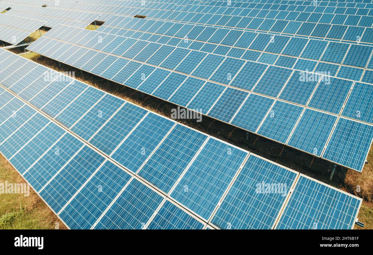 Scatto aereo di pannelli solari fattoria sul campo verde. Concetto di energia verde alternativa rinnovabile. Foto Stock