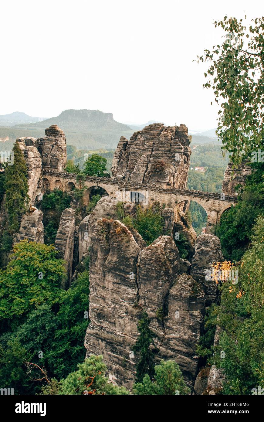 Vista sul Ponte di Bastei nel Parco Nazionale della Svizzera Sassonia, Germania Foto Stock