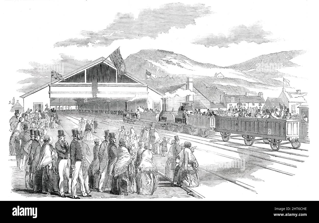 The Terminus, a Swansea, [Galles], 1850. Apertura della ferrovia del Galles del Sud. "La ferrovia intende effettuare una comunicazione diretta con la linea Great Western di Gloucester...[IT] comunica con uno dei distretti minerali più ricchi del bacino carbonifero del Galles del Sud...l'arrivo a Swansea ha avuto luogo poco dopo le ore una, dopo il viaggio da Cardiff a Swansea, comprese le fermate, in due ore e mezza. I motori, guidati dal Sig. Gooch e dal Sig. Martley, sono stati costellato di striscioni, e vestiti con allegria con sempreverdi, e sono entrati in uno stile splendido, in mezzo a t Foto Stock