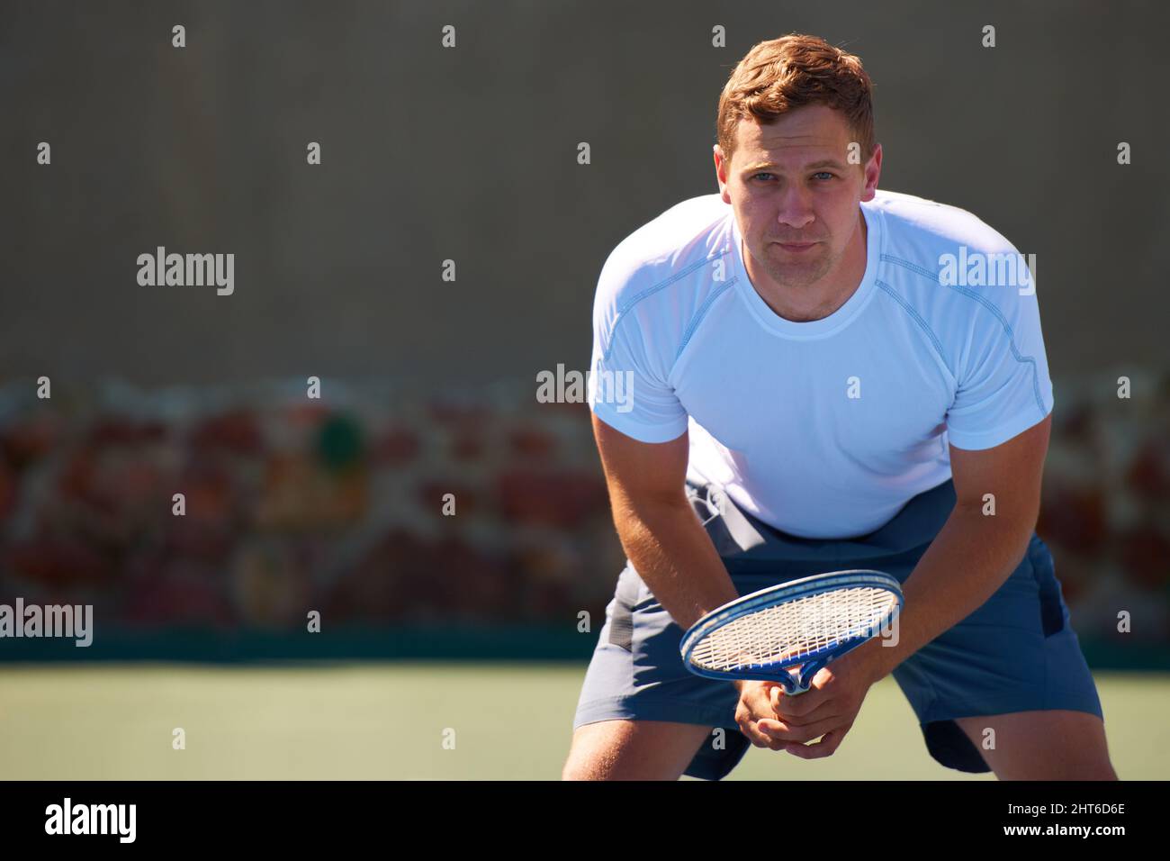 Pronti a vincere. Scatto di un uomo che gioca a tennis. Foto Stock