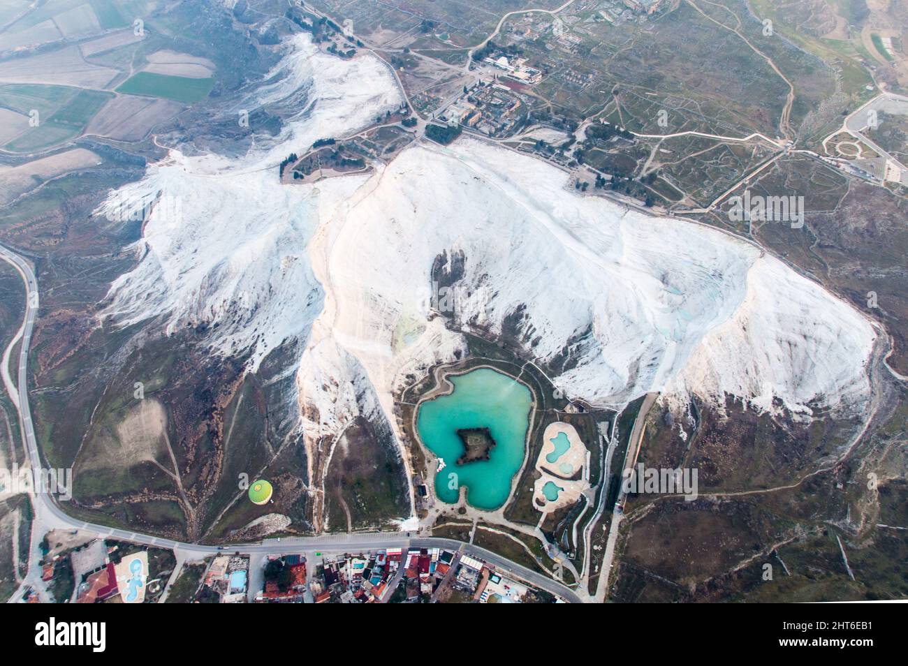 Veduta aerea del Castello di Cotton Pamukkale la formazione di travertino di calcio e la piscina artificiale creata per i visitatori Foto Stock