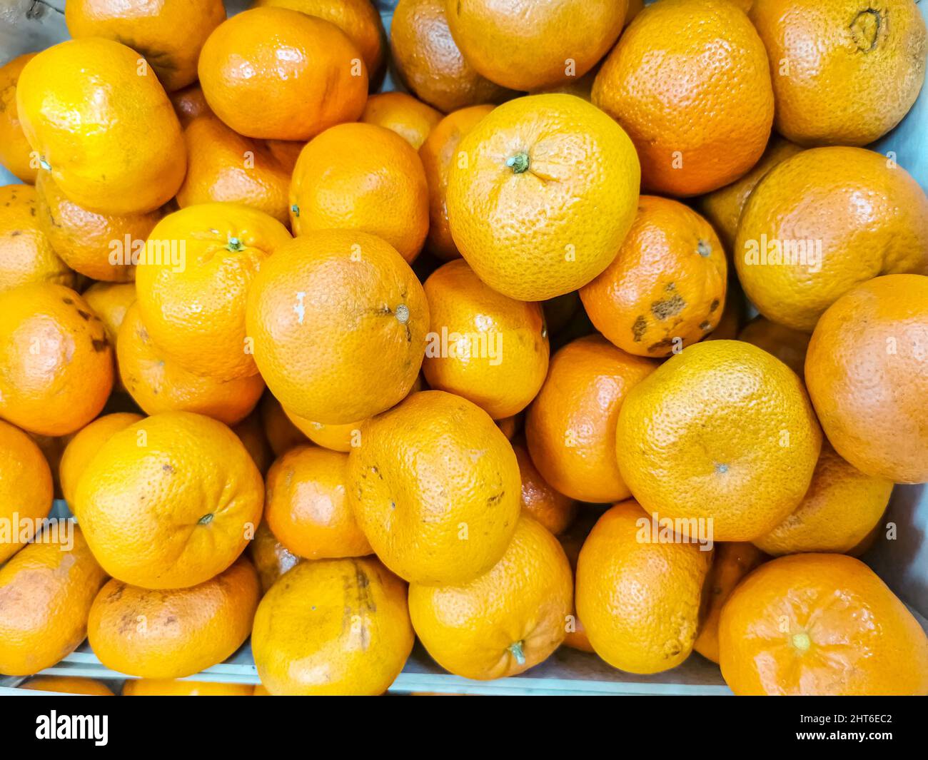 texture di arance in vetrina sul mercato. sfocatura artistica, fuoco selettivo Foto Stock