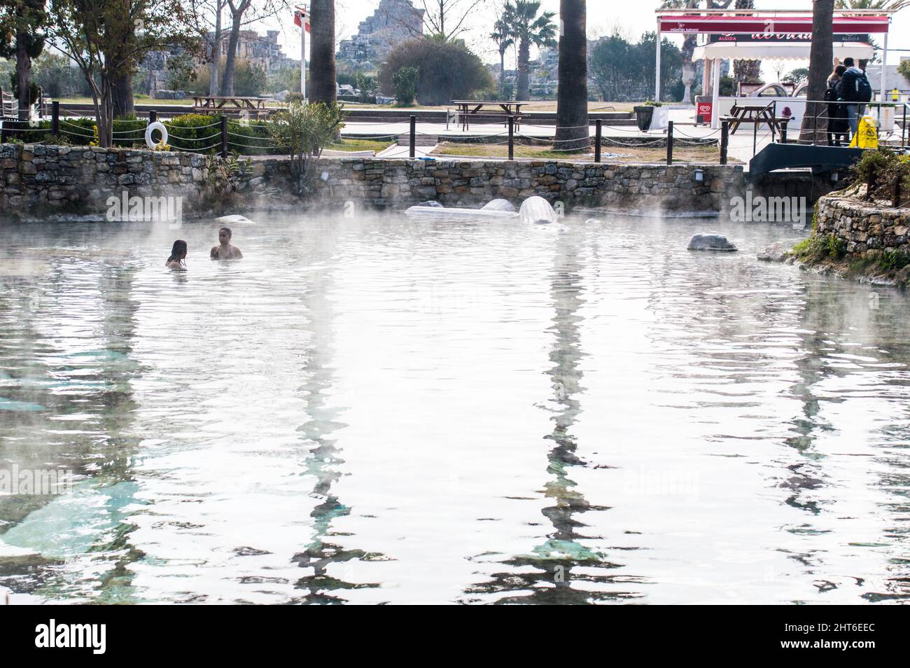 Cleopatra Pool la piscina artificiale di Pamukkale piena di antiche colonne romane e acqua termale calda ricca di minerali Foto Stock