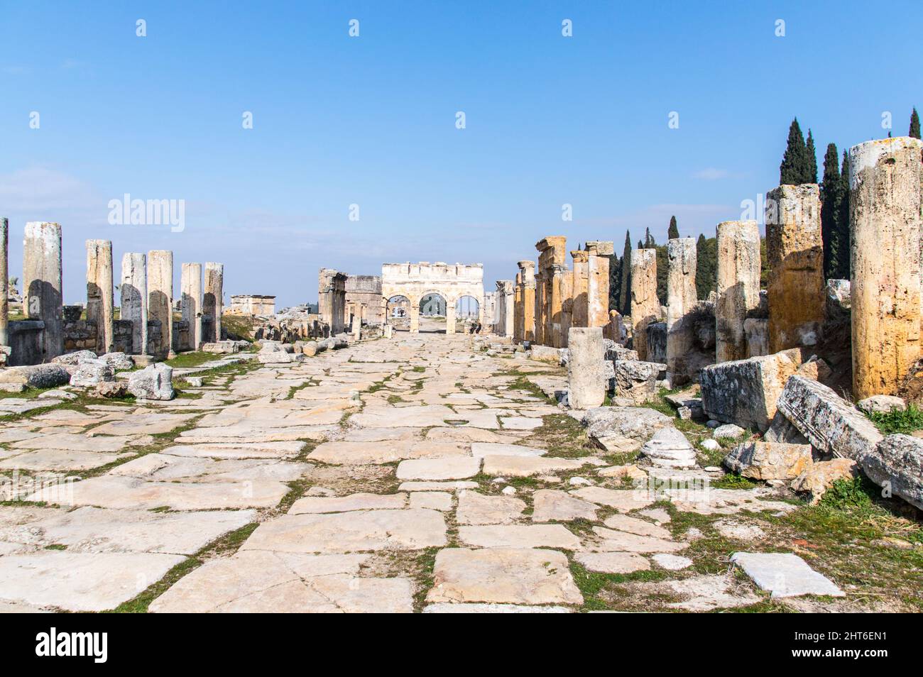 Rovine derelitto della grande strada cittadina di Hierapolis, sito patrimonio dell'umanità dell'UNESCO Foto Stock