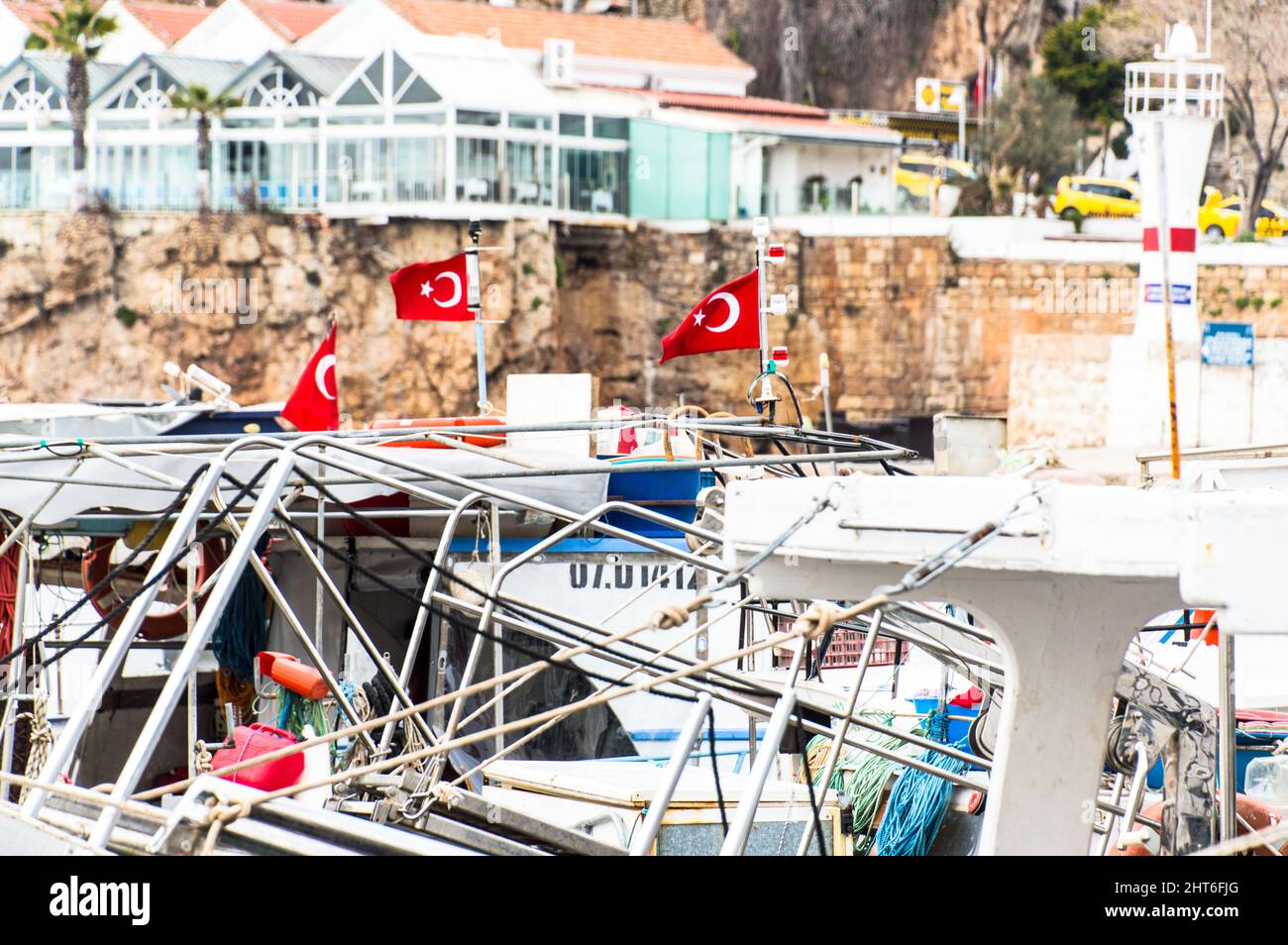 Porto di Antalya con barche e bandiere della Turchia Foto Stock