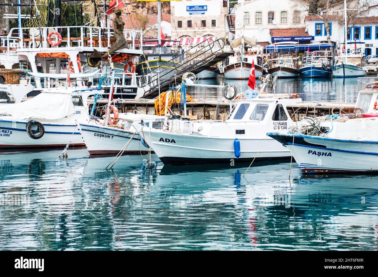 Porto di Antalya con barche e bandiere della Turchia Foto Stock