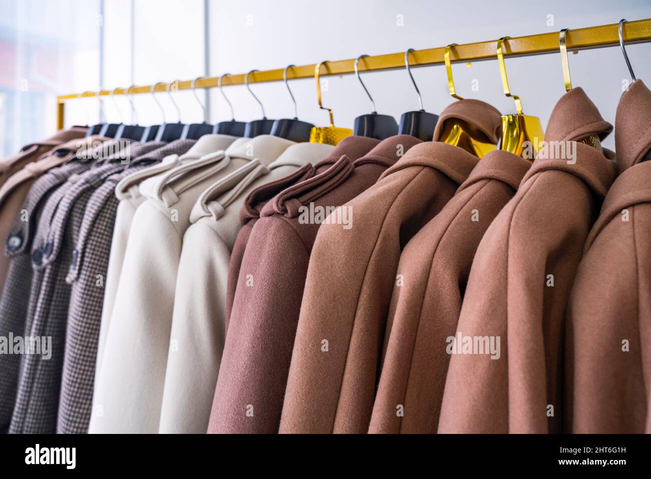 Appendiabiti con cappotti invernali da donna in vendita Foto Stock