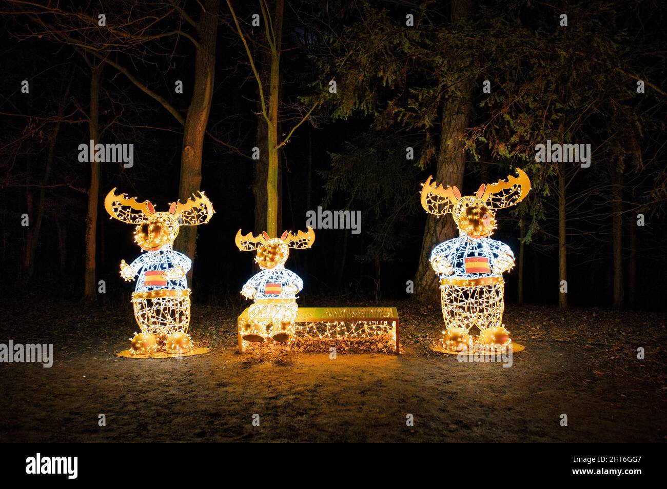 Bella notte magica conigli figure con molte luci a LED che illuminano nel giardino all'aperto Foto Stock
