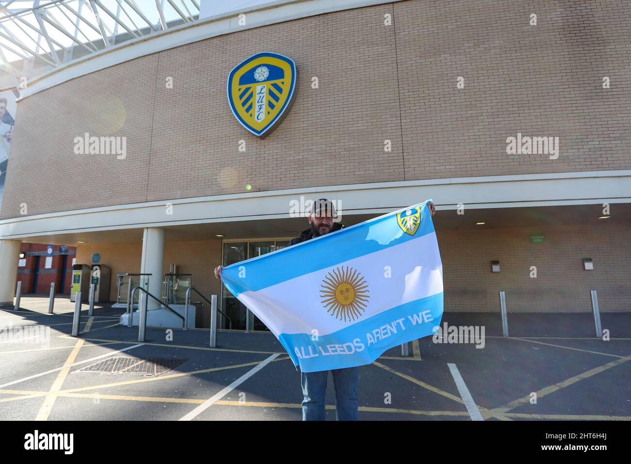 Un Sostenitore Del Leeds United Regge La Bandiera Argentina Al Di Fuori Dello Stadio Elland Road A Sostegno Di Marcelo Bielsa Dopo Essere Stato Saccheggiato Dal Club Questa Mattina Image462366482