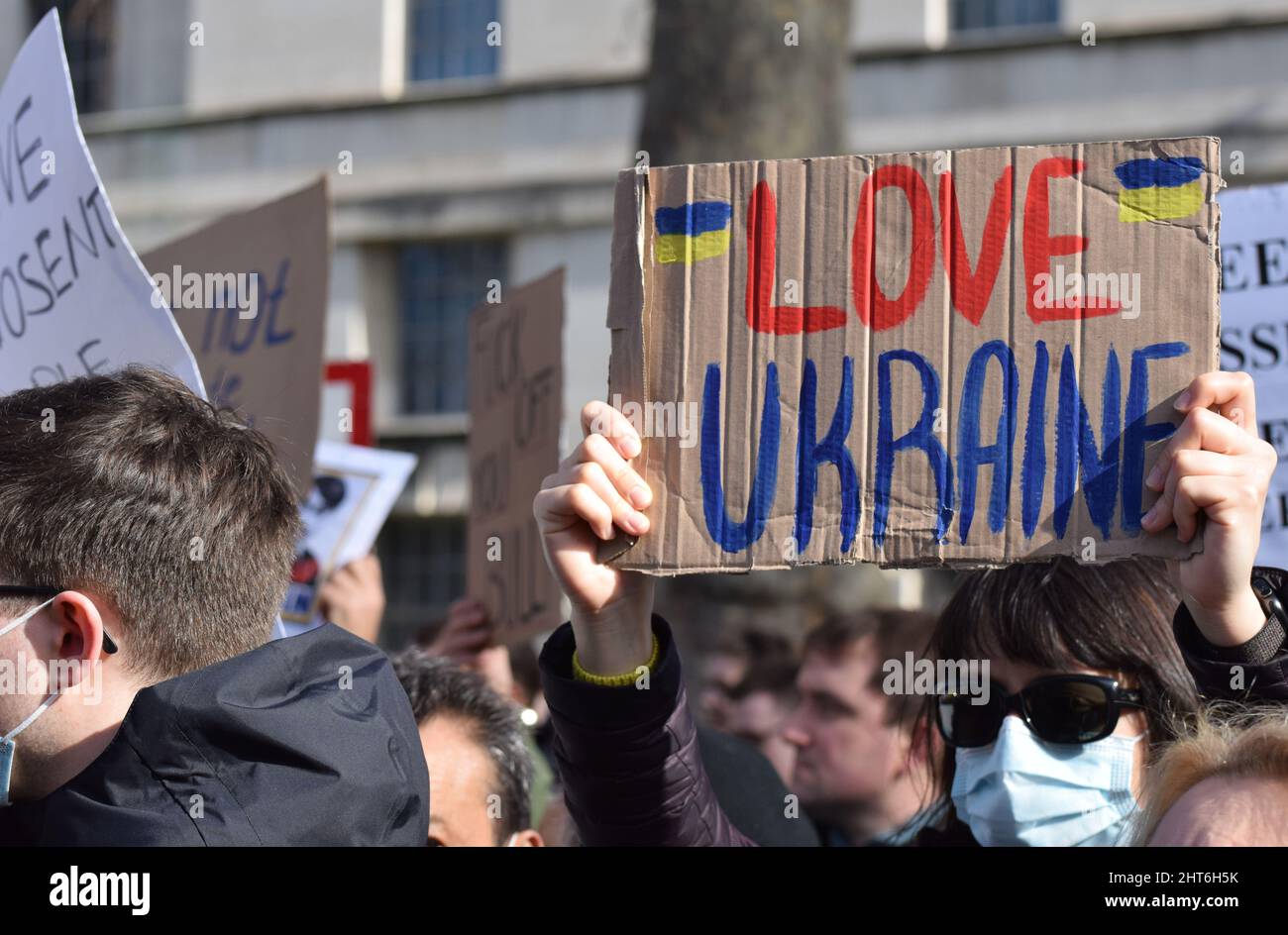 Scene delle proteste contro l'invasione russa dell'Ucraina a Londra il 26 2022 febbraio, dove migliaia di persone si sono rivelate solidali con l'Ucraina Foto Stock