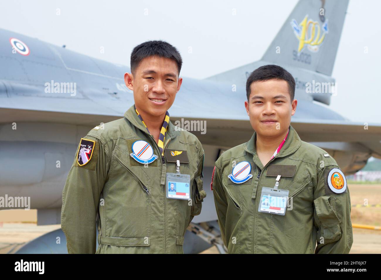Pilota e copilota - fratelli in armi. Un colpo di due piloti combattenti asiatici fiduciosi. Foto Stock