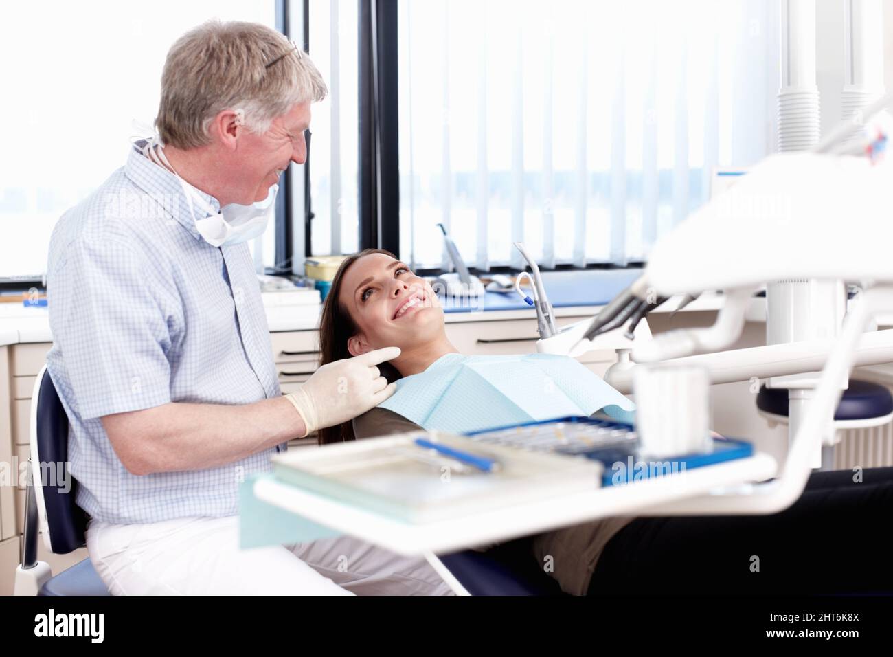 Medico che parla al suo paziente. Ritratto di medico maturo che parla al suo paziente in clinica. Foto Stock