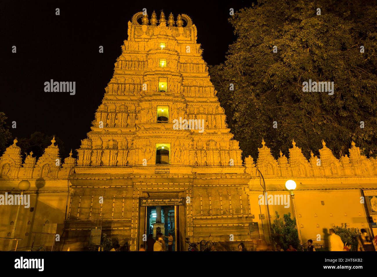 Tempio di Bhuvaneshwari in stile indiano del sud nel complesso del Palazzo di Mysore completamente illuminato durante i festival più celebrati di Dasara (Vijaya Dashami). Foto Stock
