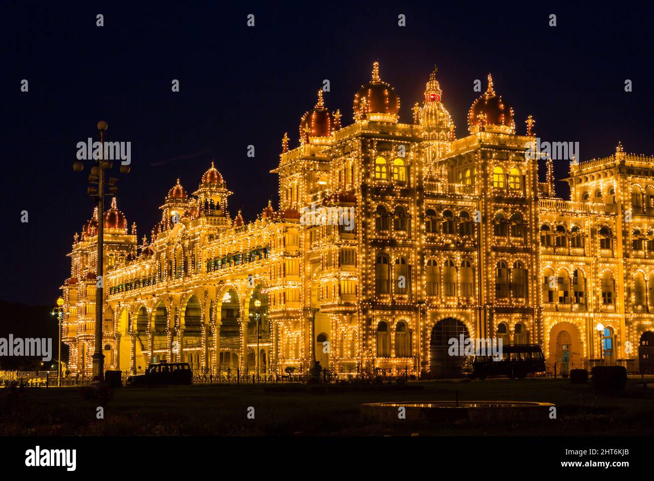 Grande Palazzo Mysore completamente illuminato durante i festival di Dasara (Vijaya Dashami), Mysuru, Karnataka, India Foto Stock