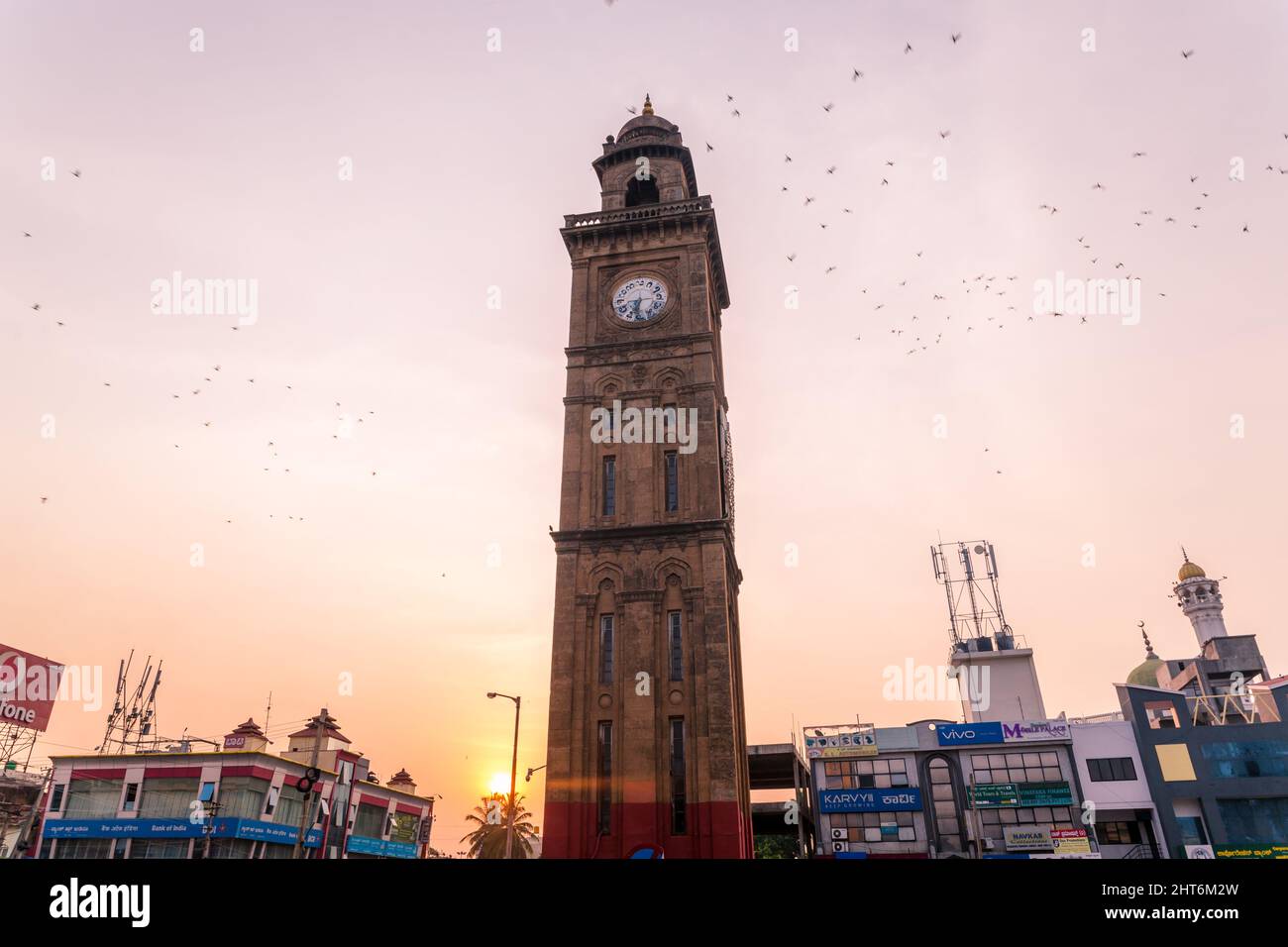Torre dell'Orologio Indo-Saracenica di 100 anni (conosciuta come Dodda Gadiaya o Torre dell'Orologio del Giubileo d'Argento) con numeri in lingua Kannada a Mysore, Karnataka, Foto Stock