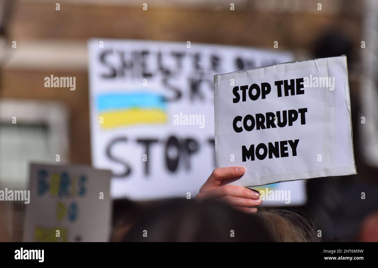 Scene dallo Stand con le proteste ucraine dove migliaia di manifestanti si sono riuniti di fronte a Downing Street per protestare contro l’invasione della Russia Foto Stock