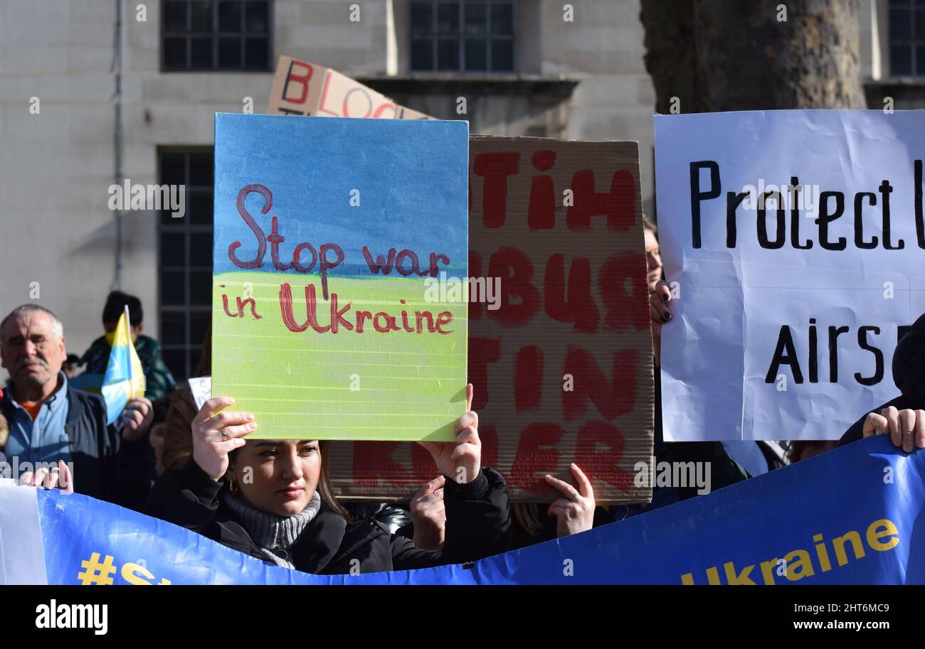 Scene dallo Stand con le proteste ucraine dove migliaia di manifestanti si sono riuniti di fronte a Downing Street per protestare contro l’invasione della Russia Foto Stock