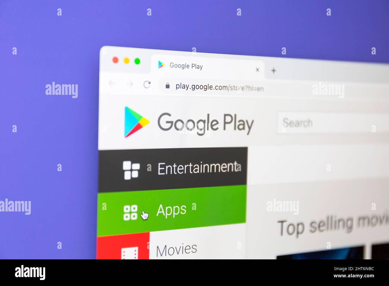 Ostersund, Svezia - Feb 27 2022: Google Play sito web sotto una lente d'ingrandimento Google Play è un servizio di distribuzione digitale gestito e sviluppato da Foto Stock