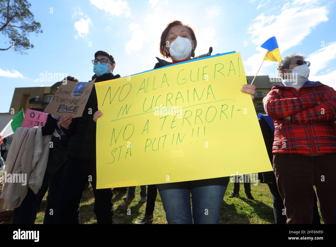 Cassino, Italia. Febbraio 27, 2022. Manifestazione contro la guerra in Ucraina. Credit: Antonio Nardelli / Alamy Live News Foto Stock