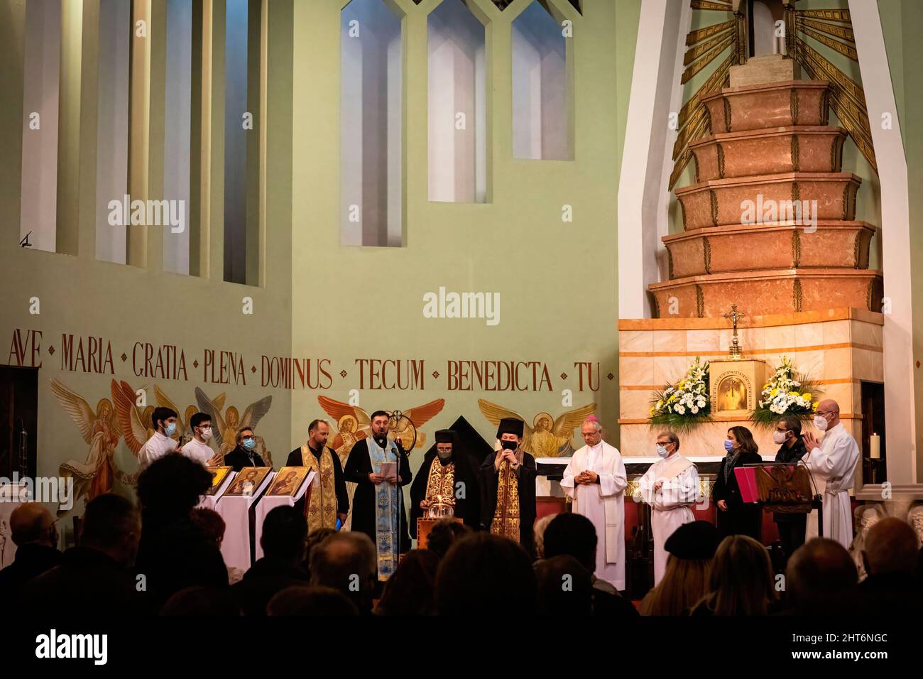 Un rappresentante della chiesa ortodossa Ucraina canta insieme al coro ucraino durante la veglia. Una veglia congiunta per il popolo ucraino si è svolta nella Chiesa di Senhora da Conceição in Piazza Marquês, a Porto, organizzata dalla Parrocchia Ortodossa Ucraina di San Pantaleon e dalla Parrocchia Cattolica di Senhora da Conceição. Foto Stock