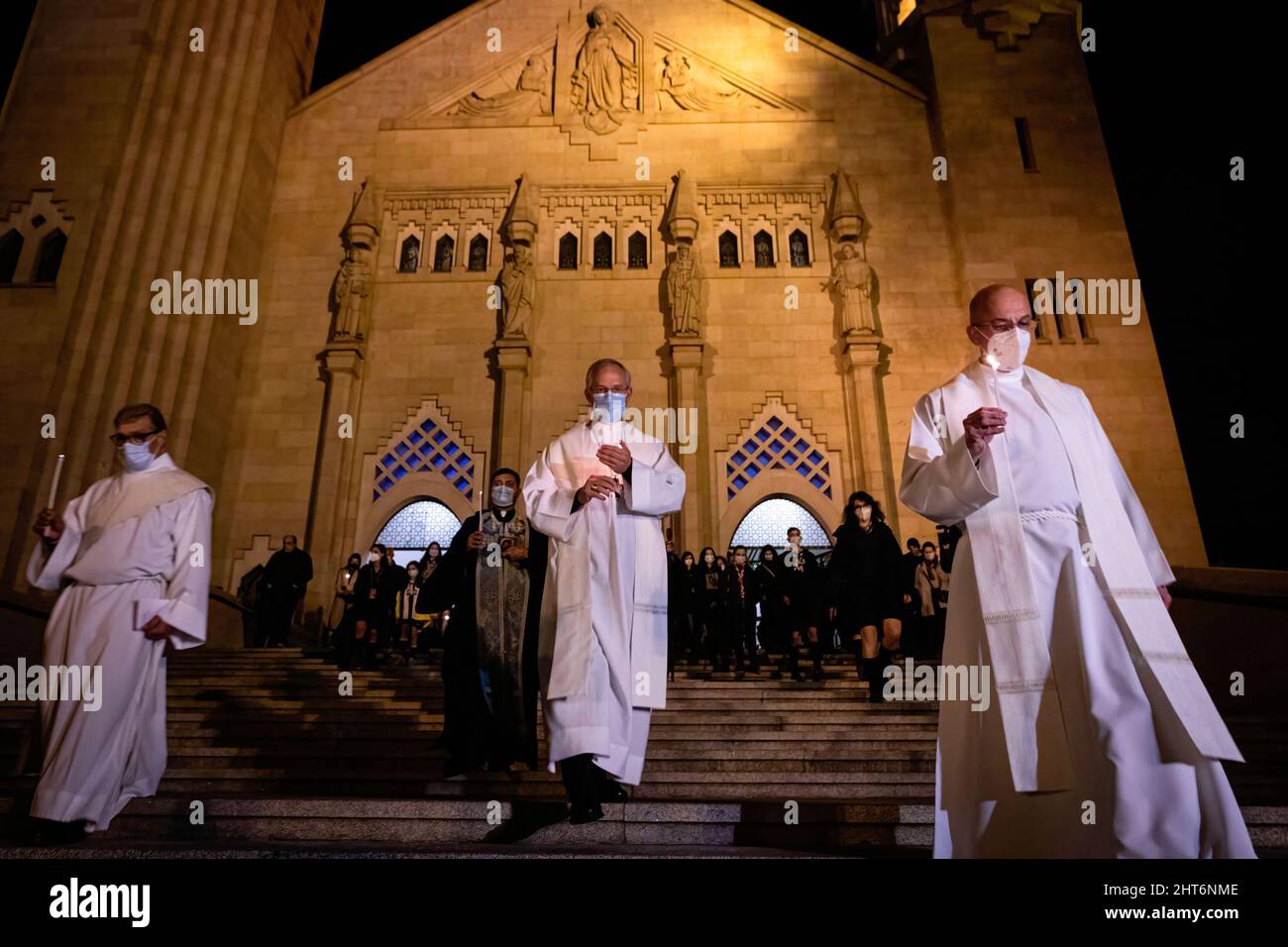 Il vescovo ausiliare di Porto, D. Armando Esteves Domingues, esce dalla chiesa verso Piazza Marquês con Padre Rubens al suo fianco durante la veglia. Una veglia congiunta per il popolo ucraino si è svolta nella Chiesa di Senhora da Conceição in Piazza Marquês, a Porto, organizzata dalla Parrocchia Ortodossa Ucraina di San Pantaleon e dalla Parrocchia Cattolica di Senhora da Conceição. Foto Stock