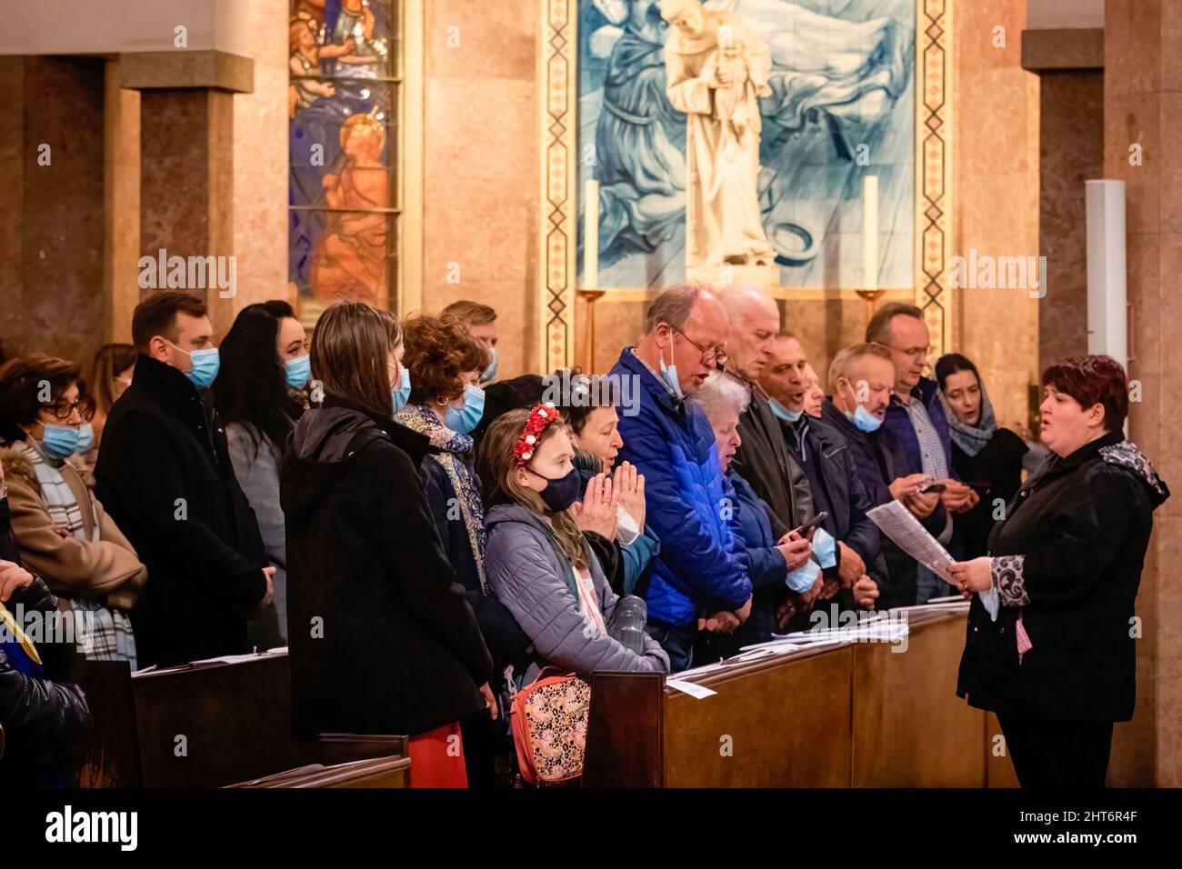 Un coro di ucraini cantano durante la veglia. Una veglia congiunta per il popolo ucraino si è svolta nella Chiesa di Senhora da Conceição in Piazza Marquês, a Porto, organizzata dalla Parrocchia Ortodossa Ucraina di San Pantaleon e dalla Parrocchia Cattolica di Senhora da Conceição. (Foto di Teresa Nunes / SOPA Images/Sipa USA) Foto Stock