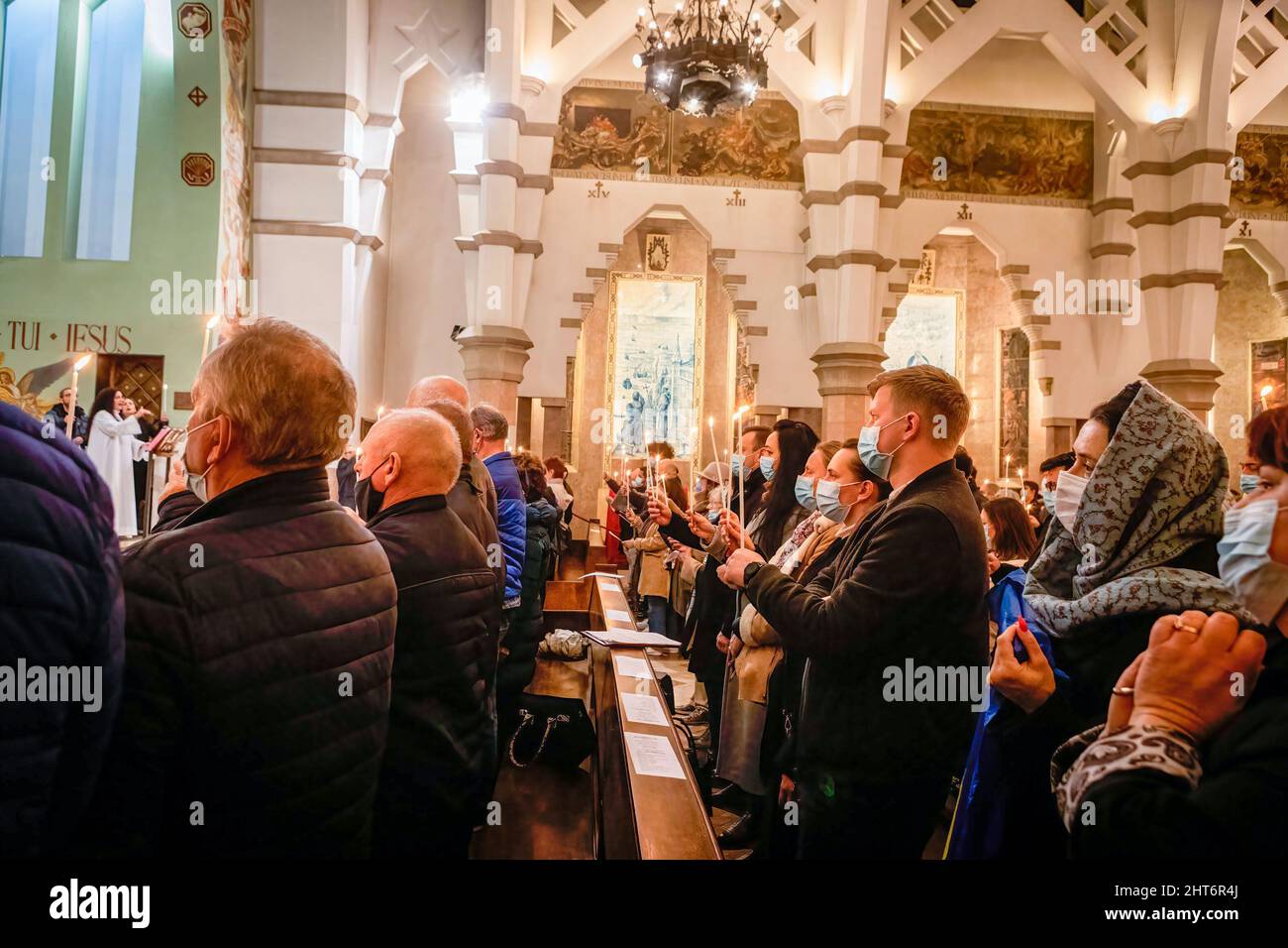 La gente tiene le candele che bruciano durante la veglia. Una veglia congiunta per il popolo ucraino si è svolta nella Chiesa di Senhora da Conceição in Piazza Marquês, a Porto, organizzata dalla Parrocchia Ortodossa Ucraina di San Pantaleon e dalla Parrocchia Cattolica di Senhora da Conceição. (Foto di Teresa Nunes / SOPA Images/Sipa USA) Foto Stock