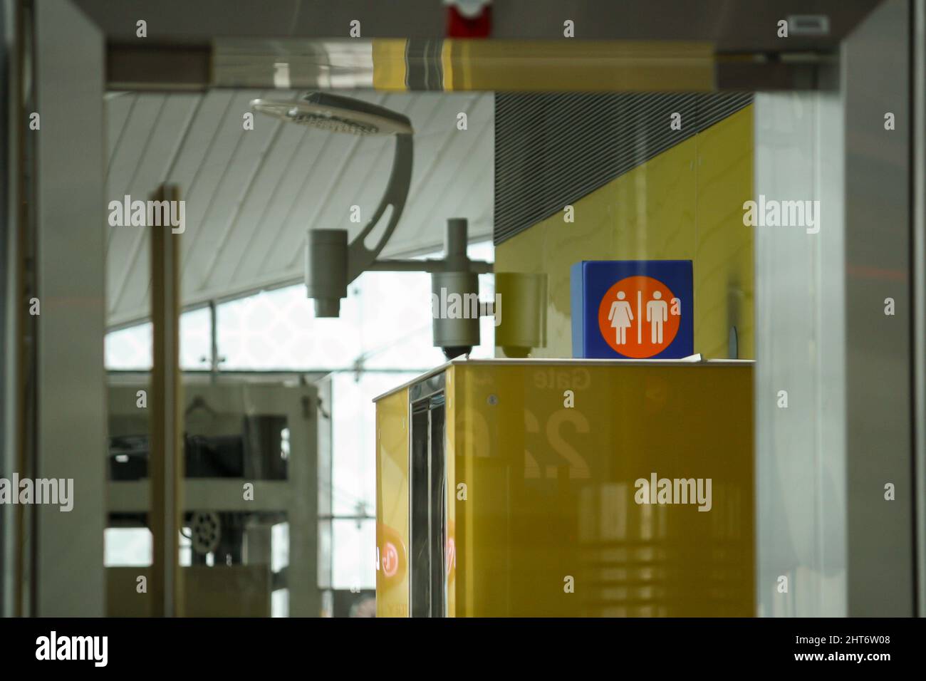 All'interno del terminal dell'Aeroporto Internazionale di Dubai con cartello da toletta al gate di partenza. Nessuna gente. Foto Stock