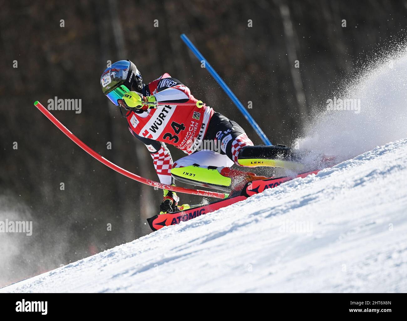 Garmisch Partenkirchen, Germania. 27th Feb 2022. Sci alpino: Coppa del mondo, Slalom, uomini, 2nd run. Istok Rodes dalla Croazia in azione. Credit: Angelika Warmuth/dpa/Alamy Live News Foto Stock