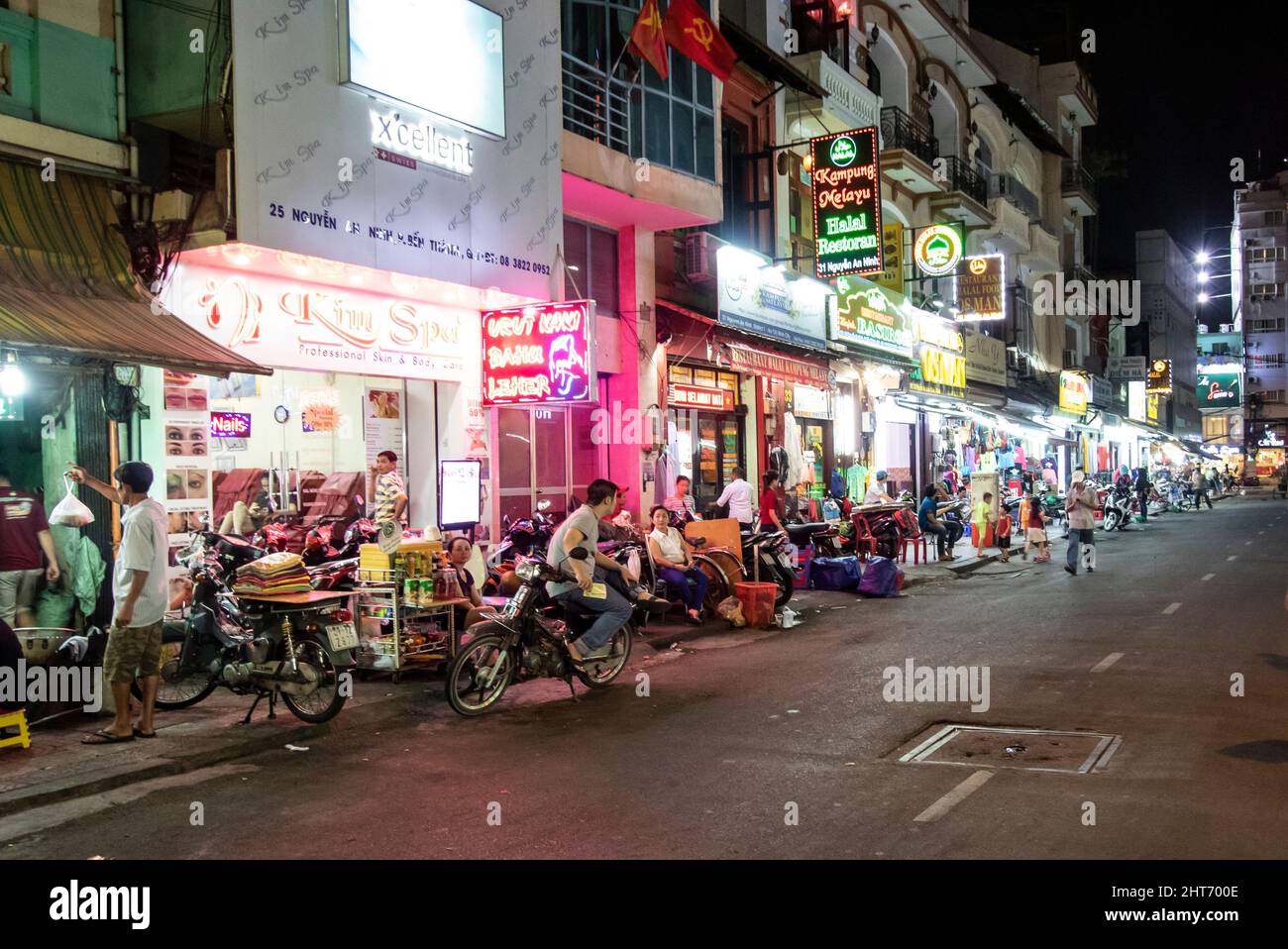 Venditori e negozi notte e giorno ho Chi Minh città Vietnam (Saigon) Foto Stock