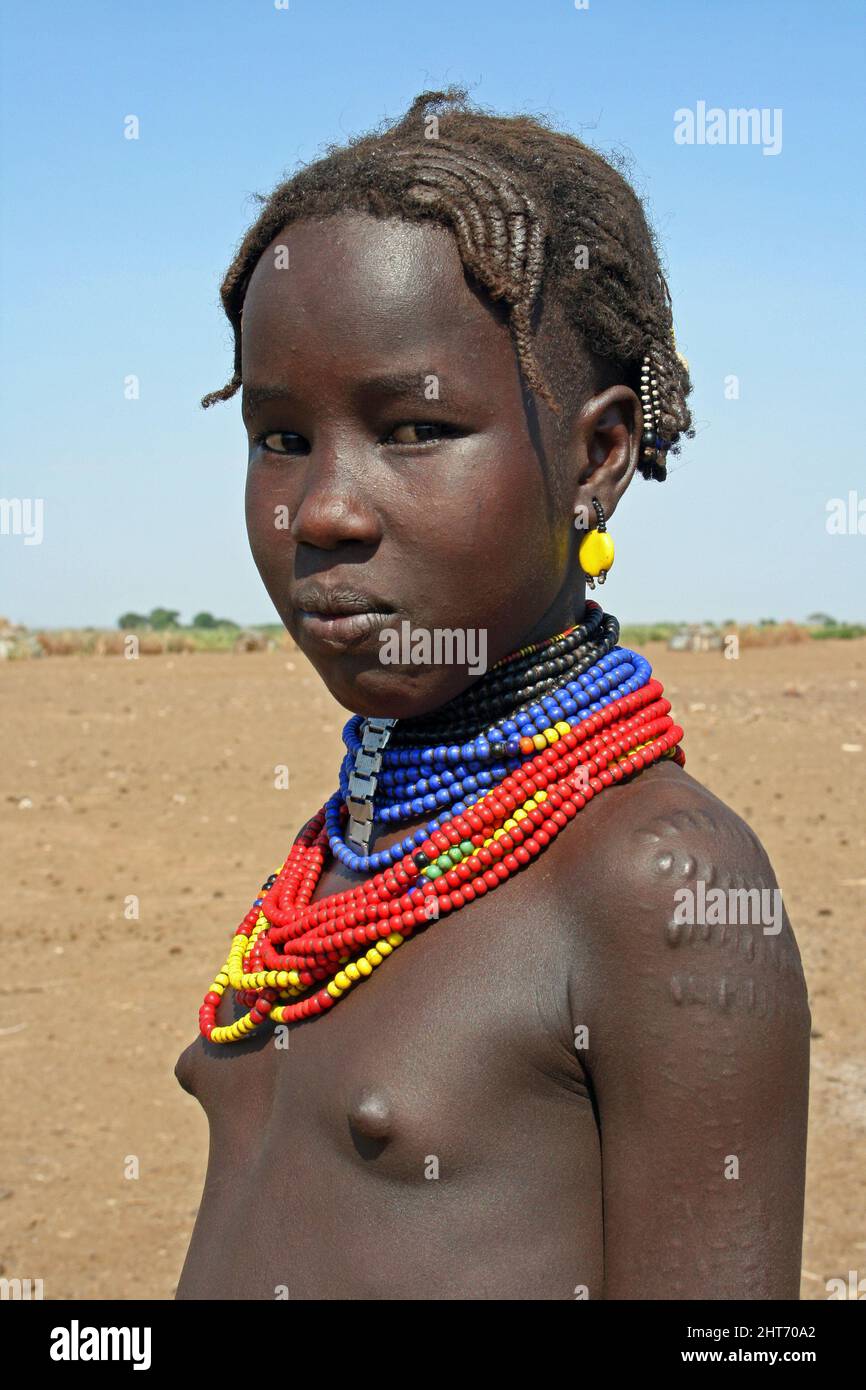 Tribù Dassanech Girl, Omorate, Valle dell'Omo, Etiopia Foto Stock